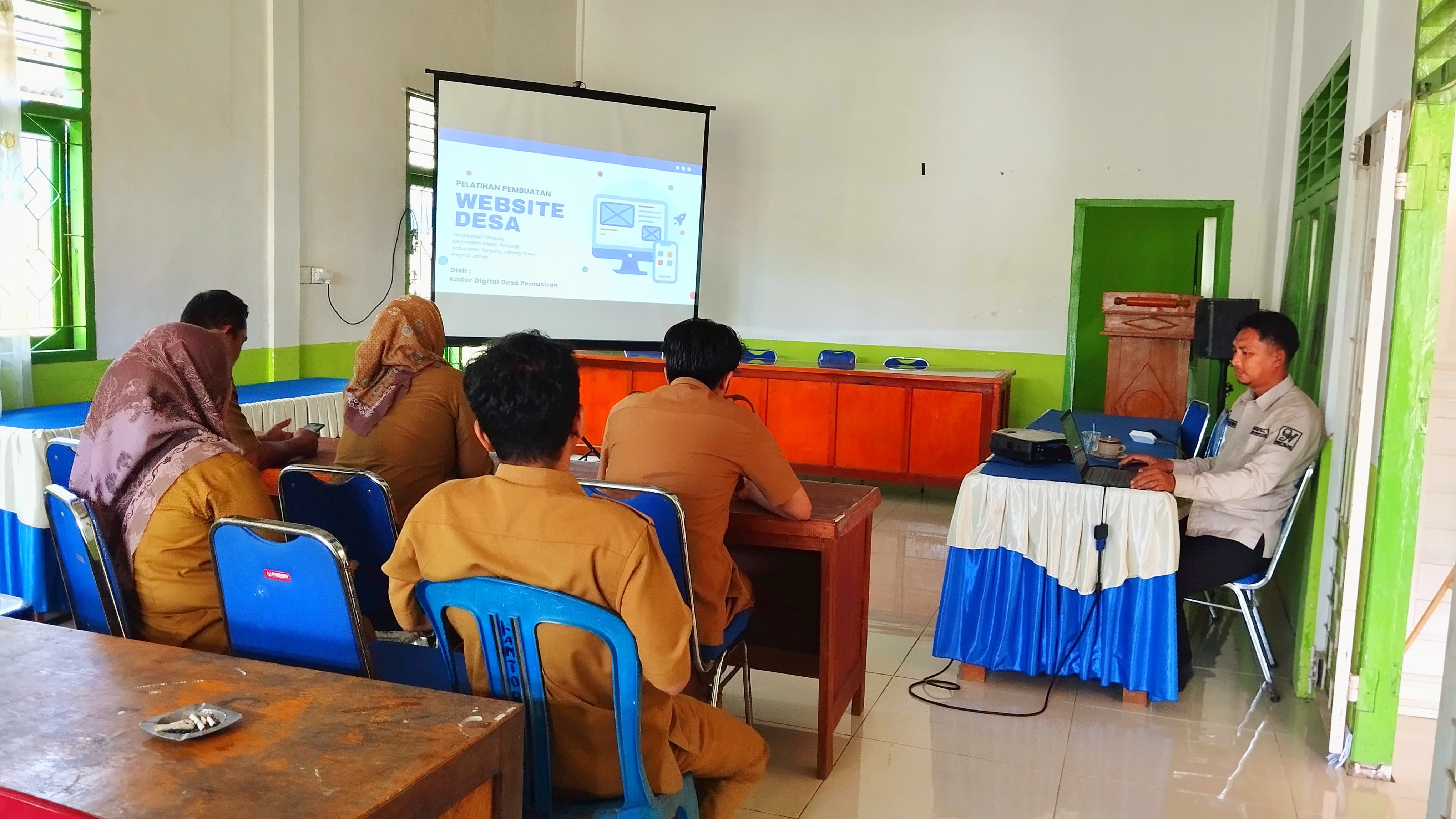 Kader Digital Desa Pemusiran Berbagi Praktik Baik: Menjadi Pemateri Pelatihan Pembuatan Website Desa di Desa Sungai Tering